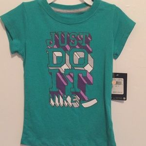 🦋🦋 NWT Girls Nike tee shirt size 4T